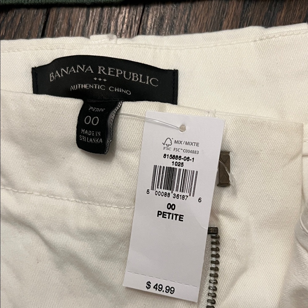 Banana Republic Cream Women's Shorts - Picture 2 of 2